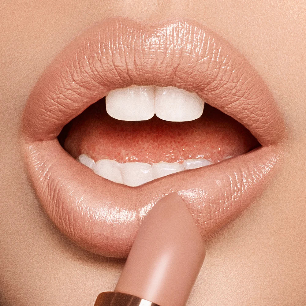 K.I.S.S.I.N.G NUDE KATE